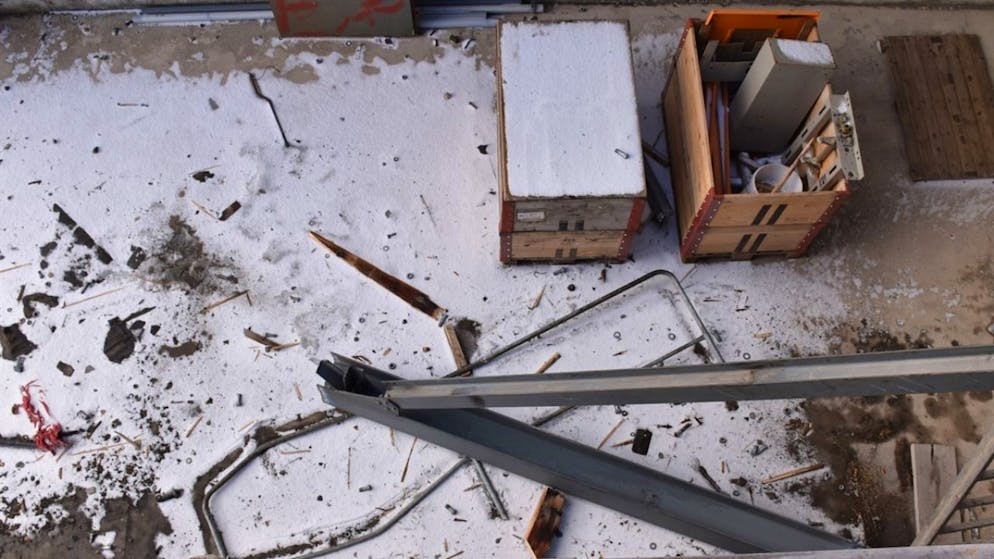 Un operaio è stato ferito alla gamba da una trave metallica di 500 chilogrammi.