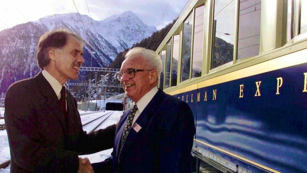 The then Minister of Transport Moritz Leuenberger congratulates his predecessor Leon Schlumpf on "his" tunnel on the day it opened.