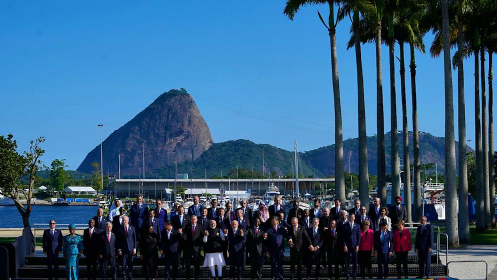 Vor dem Hintergrund des Zuckerhuts stehen die Staats- und Regierungschefs, die am G20-Gipfel teilnehmen, für ein Gruppenfoto zusammen. Foto: Eraldo Peres/AP/dpa