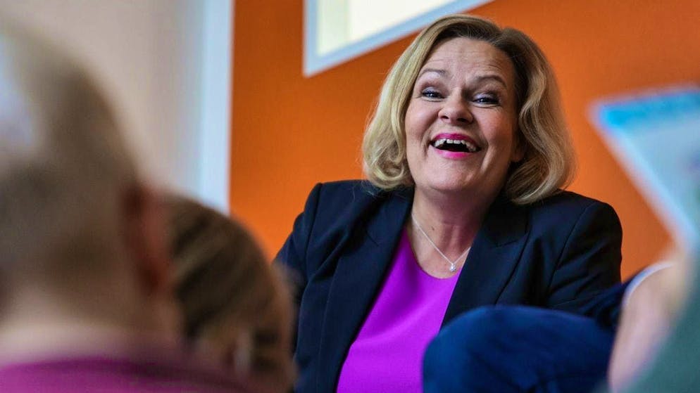 Backing: Nancy Faeser stands behind Olaf Scholz.