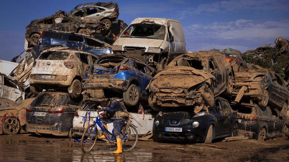 Jahrhundertflut in Spanien. Valencias Regierungschef entlässt kritisierte Ministerin +++ Elf Menschen immer noch vermisst, mindestens 227 Tote
