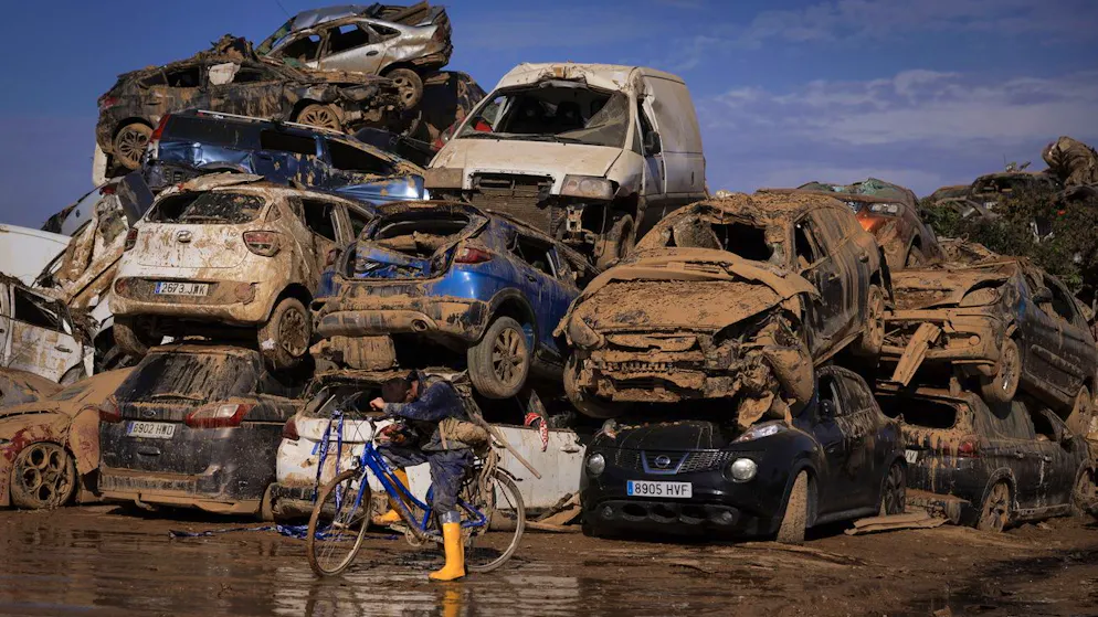 Bei den Überschwemmungen beschädigte Autos türmen sich noch immer mitten in der Stadt Catarroja in der Region Valencia. (18. November 2024)