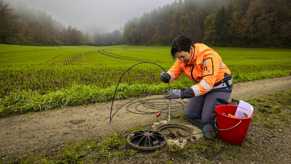 Seraina Kauer, hydrogeologist and specialist in spatial planning and the environment at Nagra, measures the water table at a groundwater monitoring site in Haberstal. (October 30, 2024)