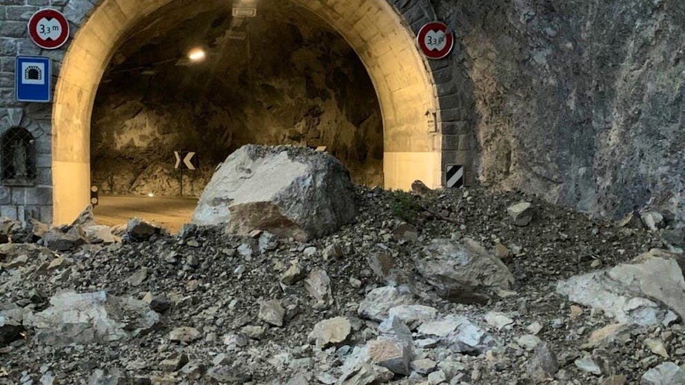 Eboulement entre Niouc et Vissoie, accident sur la route de Finges - Gallery. Un éboulement devant le tunnel de Pontis entre Niouc et Vissoie sur la route reliant Sierre à Zinal s'est produit dans la nuit de lundi à mardi.