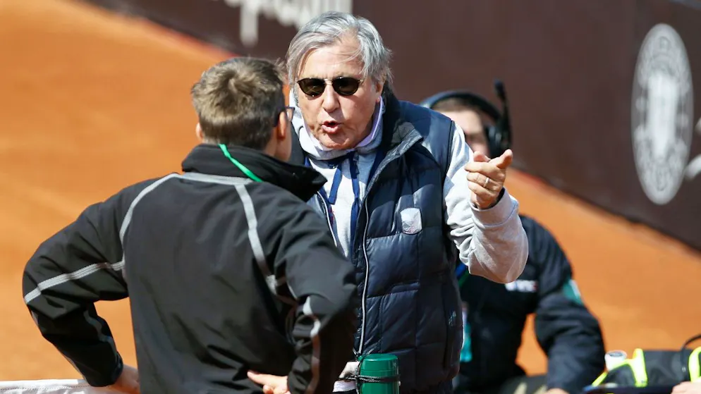 Ilie Nastase discute con un giudice di sedia durante una partita di Davis Cup.