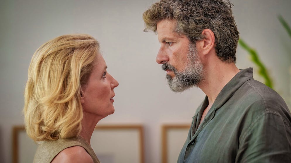 Ärztin Martina (Maria Furtwängler) verhält sich im ARD-Drama «Bis zur Wahrheit» nach den Ferien zweier befreundeter Familien irgendwie seltsam. So empfindet es jedenfalls ihr Ehemann Andi (gespielt vom Schweizer Schauspieler Pasquale Aleardi).