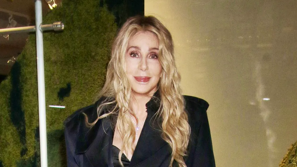 Nel suo nuovo libro. Cher accusa l'ex marito Sonny Bono: «Mi ha preso tutti i soldi»