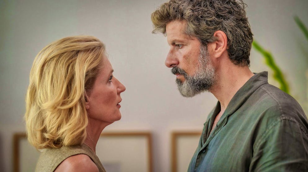 Doctor Martina (Maria Furtwängler) behaves strangely in the ARD drama "Until the Truth" after two friendly families go on vacation. At least that's how her husband Andi (played by Swiss actor Pasquale Aleardi) feels.