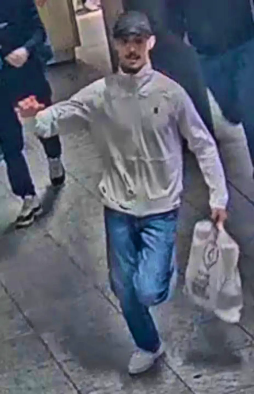 Bern cantonal police are looking for two suspected perpetrators with these unpixelated images.