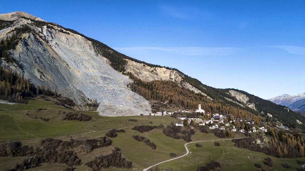 Deux mesures de sauvetage sont prévues pour le village menacé de Brienz GR. Outre le déplacement des habitants désormais concrétisé, une galerie de drainage est en construction sous le village. Celle-ci doit drainer la masse de terre et ainsi endiguer les glissements de terrain.