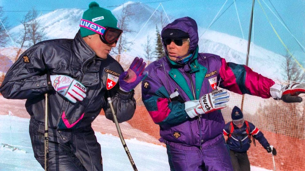 Karl Frehsner (à droite), entraîneur de l'équipe nationale suisse de ski, donne des conseils à Pirmin Zurbriggen (à gauche) avant la descente des Jeux olympiques d'hiver de 1988 à Calgary. Zurbriggen se parera d'or ce jour-là.