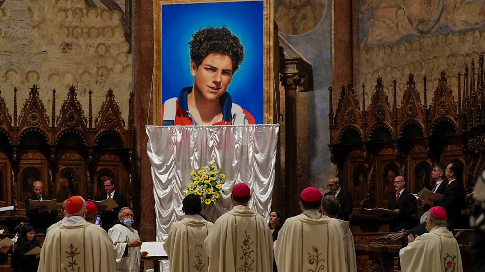 ARCHIVE - Ein Photo des 15-jährigen Carlo Acutis, der 2006 an Leukämie verstorben ist, bei seiner Seligsprechung in der Basilika San Francesco 2020. Photo: Gregorio Borgia/AP/dpa