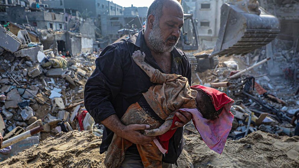 Au moins 17 personnes, dont un bébé et une adolesdente de 15 ans, ont été tuées mercredi dans de nouveaux raids de l'armée israélienne sur Jabalia, a annoncé la Défense civile locale.