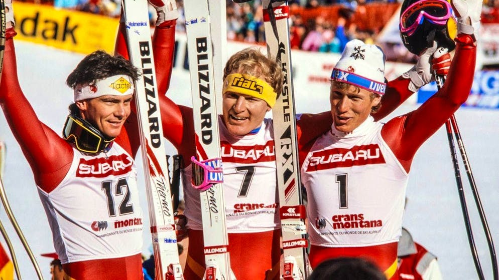 L'équipe nationale suisse masculine de ski a réalisé un triplé historique lors des Championnats du monde de ski de 1987 à Crans-Montana. Peter Müller, au centre, remporte la descente devant Pirmin Zurbriggen, à droite, et Karl Alpiger, à gauche.