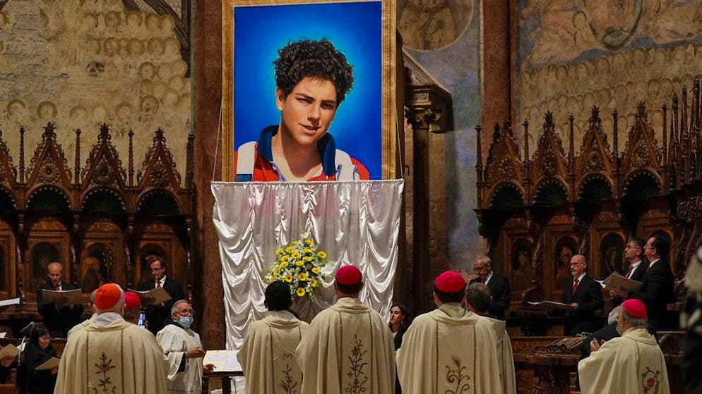 ARCHIVE - A photo of 15-year-old Carlo Acutis, who died of leukemia in 2006, at his beatification in the Basilica of San Francesco in 2020. photo: Gregorio Borgia/AP/dpa