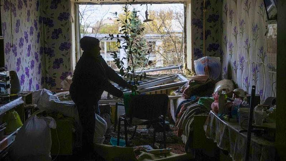 Natalia Panasenko pulisce le macerie della sua stanza in un ostello per sfollati, danneggiato dall'attacco russo a un'area residenziale di Zaporizhia l'11 novembre 2024.