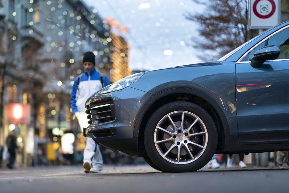 Das Autojahr 2024 ist schlechter ausgegangen wie noch im Vorjahr. Aus der Analyse geht hervor: im Verhältnis kauften Schweizer*innen mehr Porsche als im Vorjahr. (KEYSTONE/Gaetan Bally)