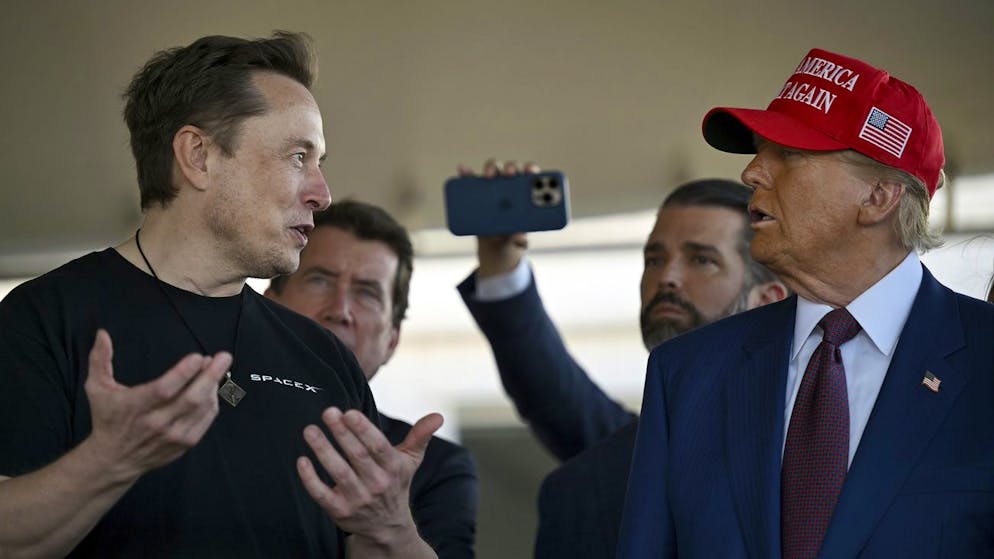 Elon Musk spricht mit dem designierten US-Präsidenten Donald Trump, der für den Testflug nach Texas gereist war. Mit von der Partie: Trumps ältester Sohn Don Jr. (2.v.r.)