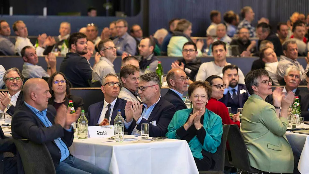 Applause in the Kursaal in Bern: the delegates of the Swiss Farmers' Union elected National Councillor Markus Ritter (center/SG) as President for a further four years.