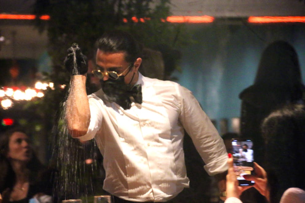 Salt Bae ritratto durante la mossa con il sale che lo ha reso famoso.