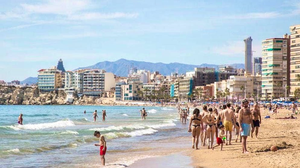 Alicante, in Spagna, ha chilometri di spiagge. La polizia ha preso provvedimenti contro le bande mafiose.