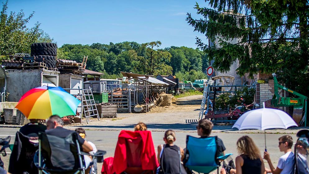 Animalisti davanti alla fattoria di Hefenhofen (TG) in attesa dello sgombero degli animali (foto del 7 agosto 2017).