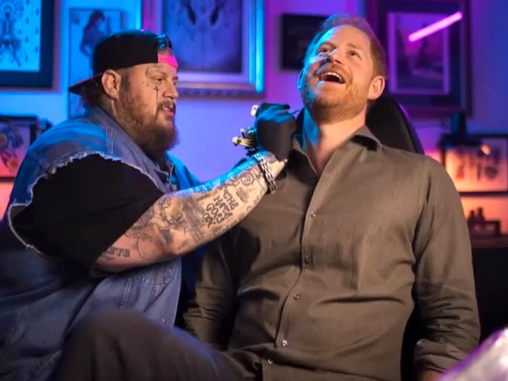 Le prince Harry s'est fait faire son « premier tatouage» par Jelly Roll dans une vidéo humoristique destinée à promouvoir les Invictus Games de 2025.