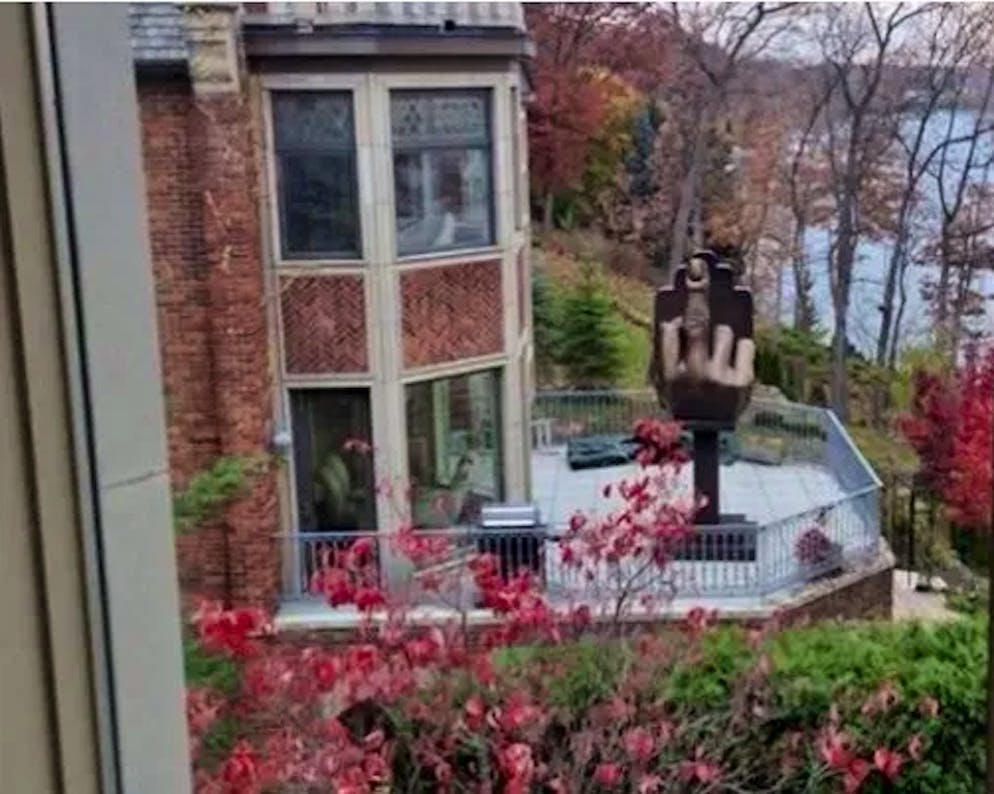 La statua esposta fuori casa