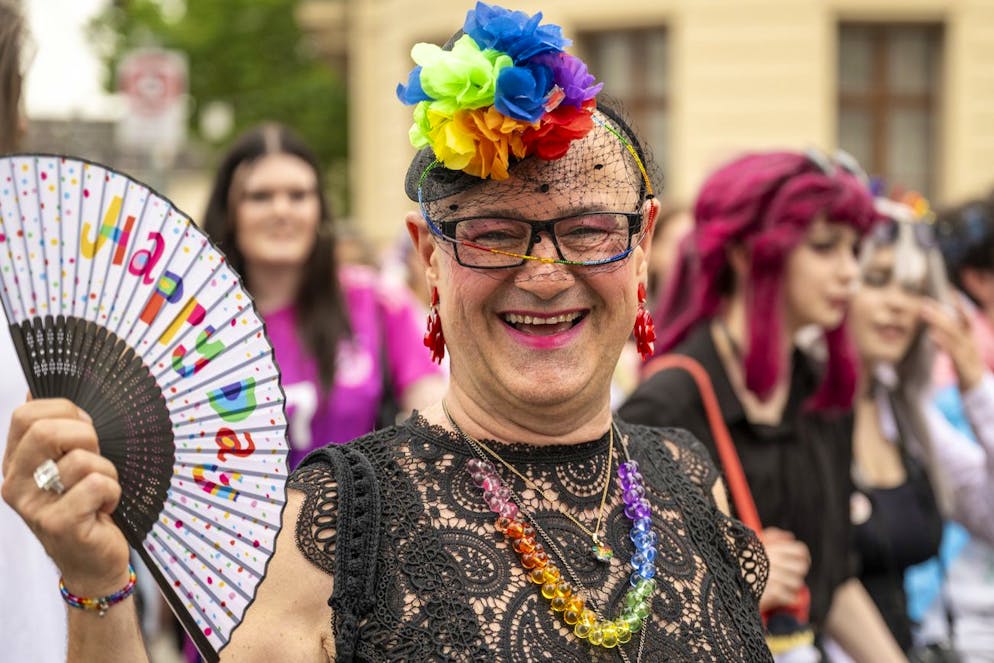 Plusieurs milliers de personnes ont participé à la Pride Walk à Bâle, le samedi 29 juin 2024. Sous le slogan « WIE BUNT TICKSCH DU ? », elles s'engagent pour les droits et l'acceptation des personnes LGBTQIA+ (lesbiennes, gays, bisexuels, trans, queer, intersexués, asexués, non-binaires).