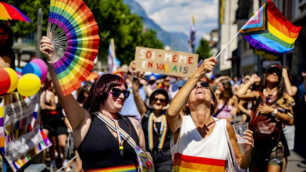 Corteo per le strade di Martigny (VS) durante la Pride dell'estate 2024 (immagine d'archivio)