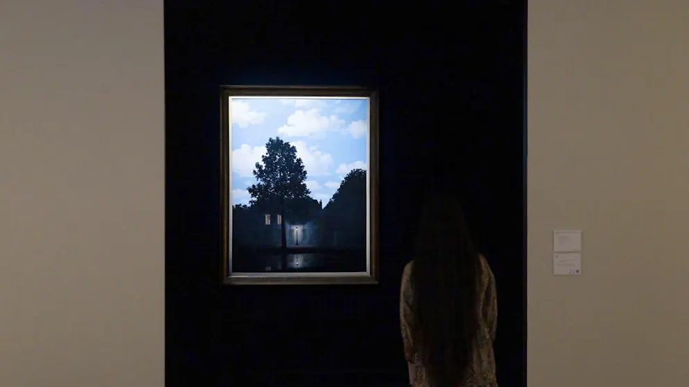 Une toile du peintre surréaliste belge René Magritte, une version de "L'empire des lumières", a été vendue pour un montant record de 121,16 millions de dollars (107 millions de francs) mardi soir à New York.