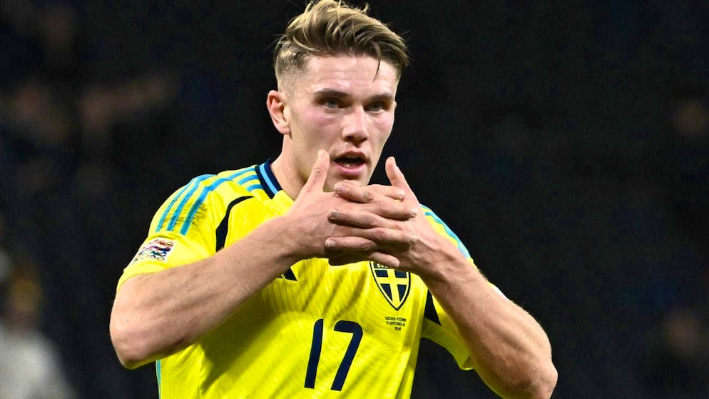 Viktor Gyökeres puts on his mask.