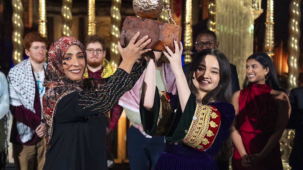 Nila Ibrahimi (a destra) ha ricevuto il premio dalle mani del Premio Nobel per la pace Tawakkol Karman in una cerimonia ad Amsterdam.