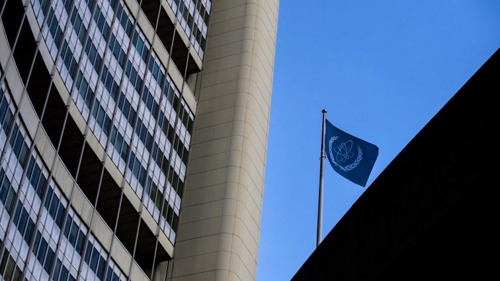 Francia, Germania e Regno Unito, sostenuti dagli Stati Uniti, denunciano l'Iran per la mancanza di cooperazione con l'AIEA.