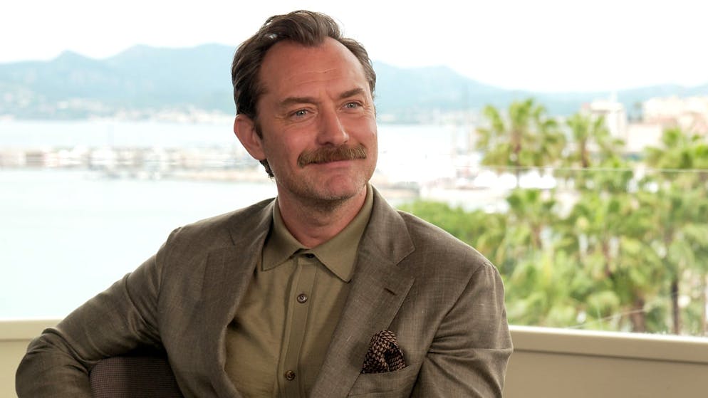 «Das Spiel der Königin» jetzt auf blue Video. Jude Law: «Es ist nichts lustig daran, seine Ehefrauen umzubringen»