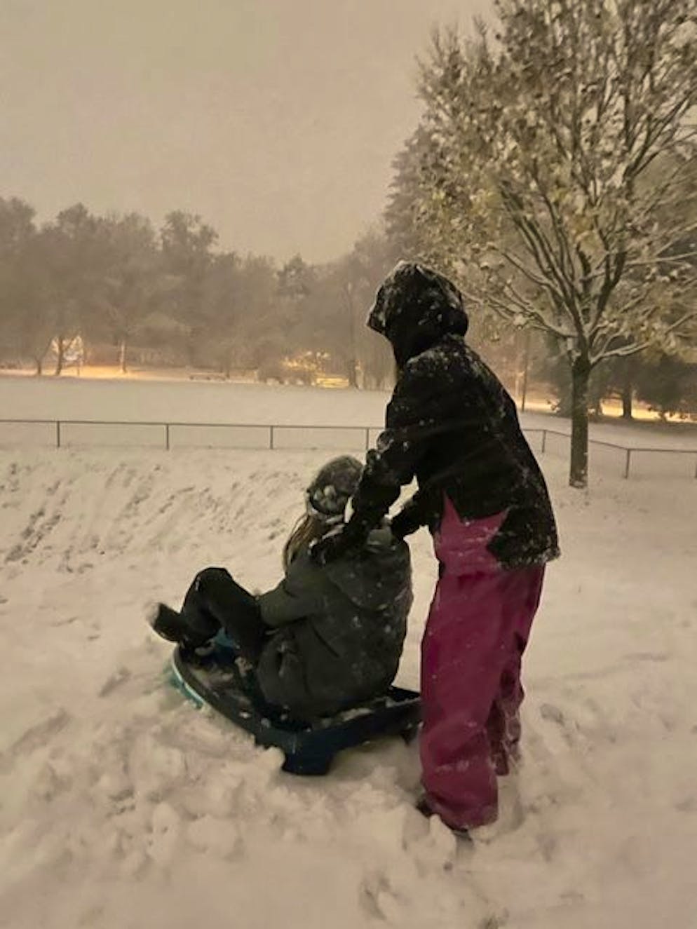 Wintereinbruch Schweiz November 2024. Im Kreis 3 sind Bobfahrer unterwegs. 