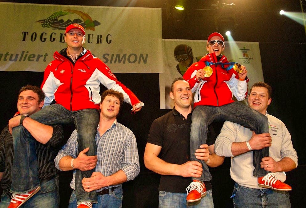 The two wrestling kings Nöldi Forrer and Jörg Abderhalden carry Simon Ammann (right) into the festival hall at the reception for the double Olympic champion. Coach Martin Künzle is also carried on his hands.