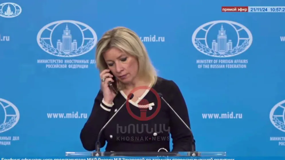 Mitten in einer Pressekonferenz erreichte die russische Sprecherin Maria Sacharowa ein Anruf.