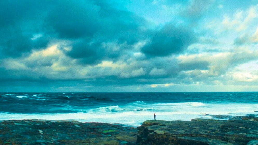 Rona finds her way back to life in the rugged nature of the Orkney Islands in the north of Scotland. The wind and the sea in her homeland help her find her way back to life after years of debauchery in London. The literary adaptation "The Outrun" is now showing in cinemas.