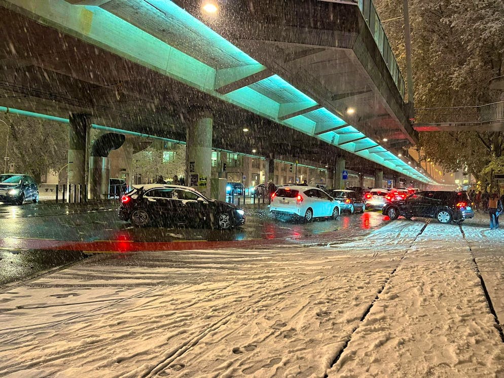 Winter onset Switzerland November 2024. Lots of snow in the city of Zurich