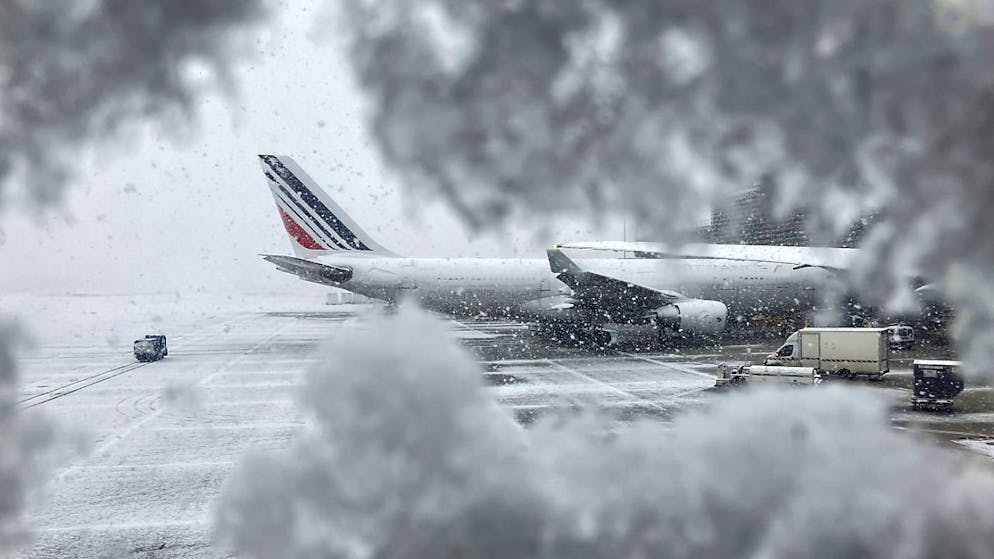 L'aeroporto Charles de Gaulle sotto la neve