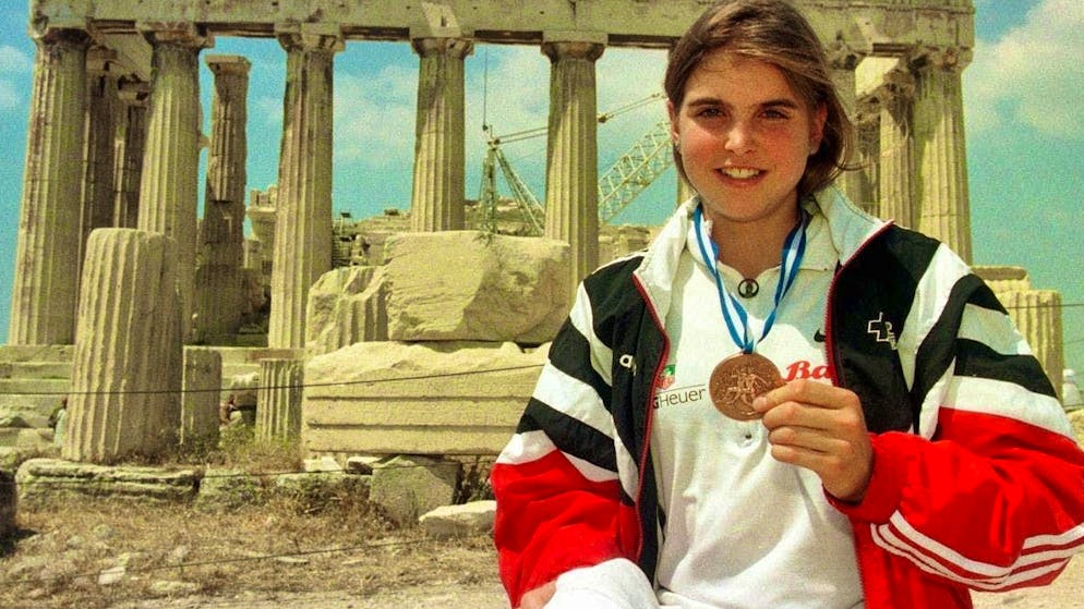 Anita Weyermann proudly shows off her medal on the Acropolis in Athens on Wednesday, August 6, 1997 (KEYSTONE/Christoph Ruckstuhl)