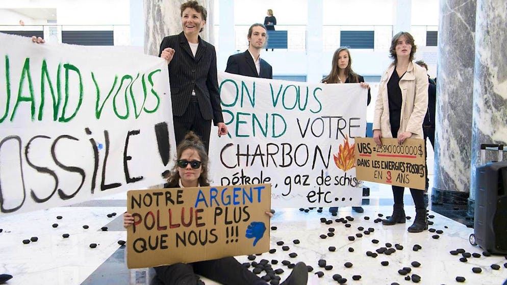 Activists from the climate strike movement scattered pieces of coal in a UBS branch in Lausanne in January 2020. (archive image)