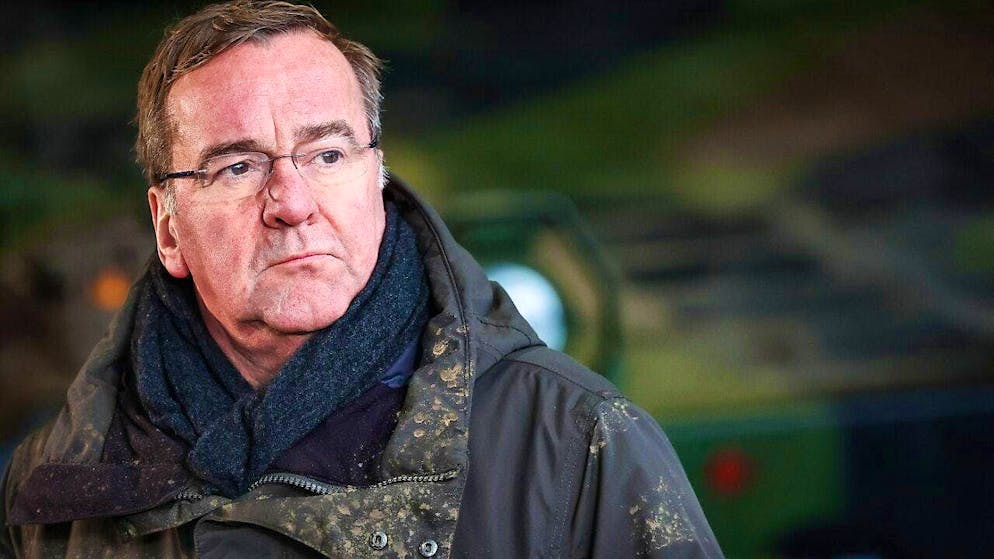 ARCHIVE - Boris Pistorius (SPD), Federal Minister of Defense, pictured during a visit to the tank troop school in Munster, Lower Saxony. Photo: Christian Charisius/dpa