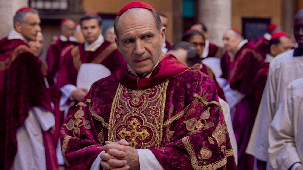 Ralph Fiennes nei panni del cardinale Lawrence in una scena del film "Conclave".