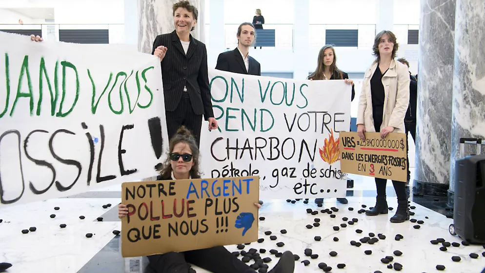 Des militants du mouvement de la grève pour le climat ont répandu des morceaux de charbon dans une succursale d'UBS à Lausanne en janvier 2020 (archives).
