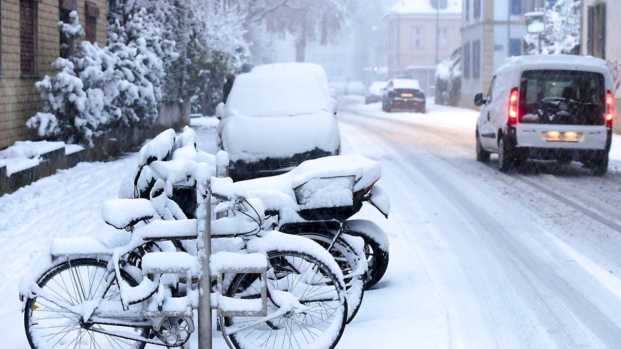 Schneefall. Der erste Schnee legte vielerorts den Verkehr lahm