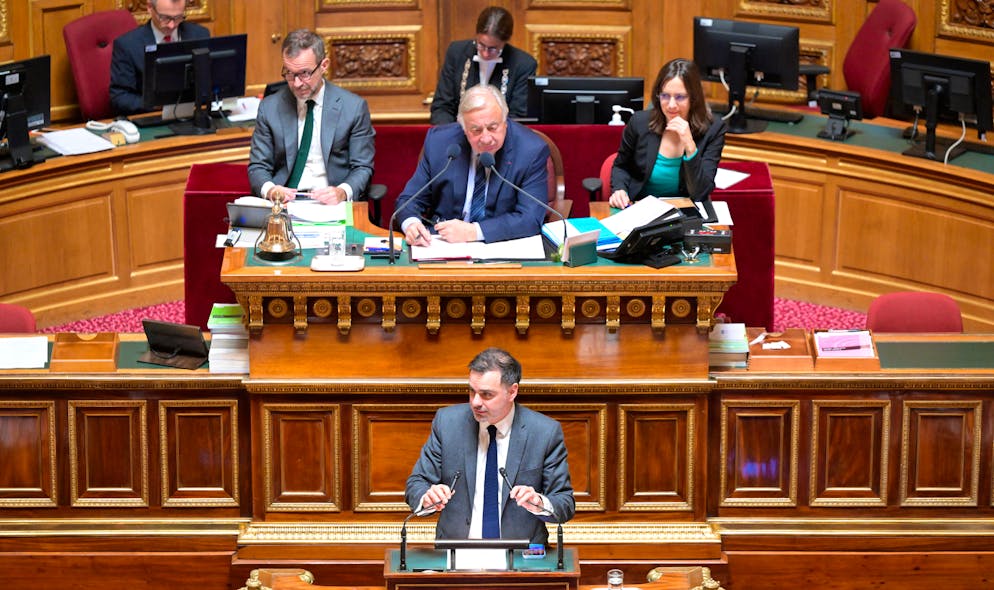 Le ministre français du Budget et des Comptes publics Laurent Saint-Martin (en bas à gauche) prononce un discours à côté du président du Sénat Gérard Larcher (en haut à droite) lors d'une séance d'examen sénatorial du projet de loi de financement de la sécurité sociale pour 2025, au Sénat français à Paris, le 18 novembre 2024. Le gouvernement a alerté sur une hausse potentielle pouvant aller jusqu'à 1,2 milliard d'euros des dépenses de médicaments initialement prévues pour 2024, a-t-on appris de source parlementaire le 18 novembre 2024. (Photo Bertrand GUAY / AFP)