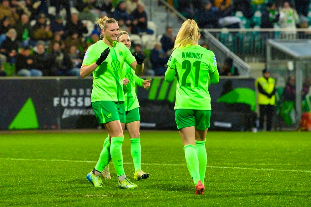 Wolfsburg's Alexandra Popp (l) celebrates after her goal to make it 1:0.