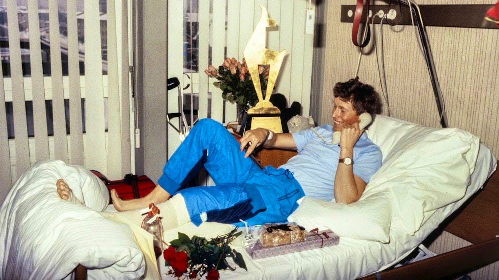 Pirmin Zurbriggen in hospital in Muttenz (BL) after meniscus surgery in 1984. (KEYSTONE/Michael Kupferschmidt)